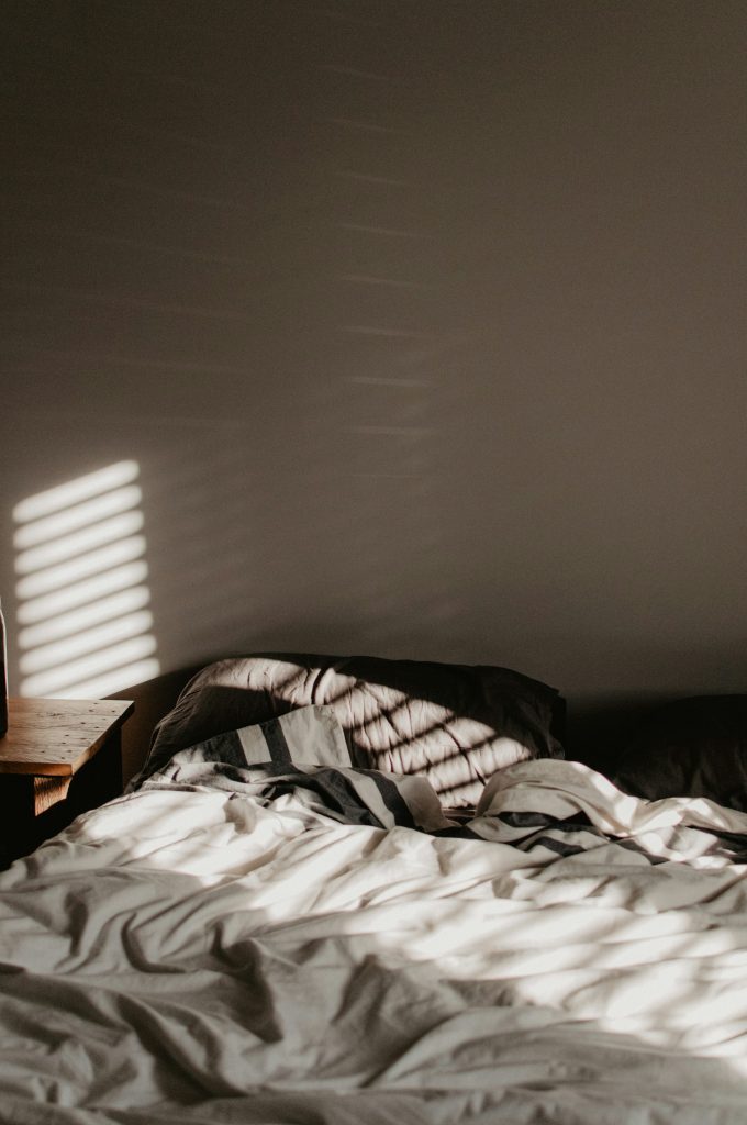 Porque é que pensamos demais antes de dormir?